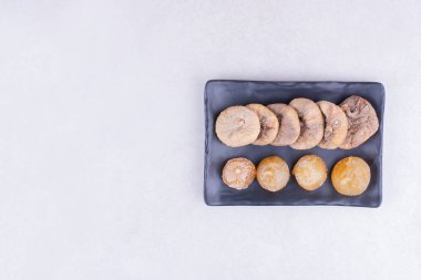 Seramik tabakta kuru incir ve kiraz. Yüksek kalite fotoğraf