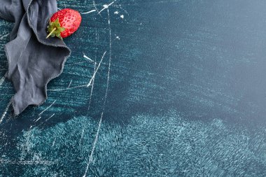 Çilek mavi arka planda izole edilmiş. Yüksek kalite fotoğraf