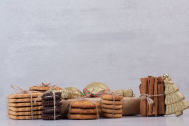 Beyaz arka planda tarçın ve ipte kurabiyeler. Yüksek kalite fotoğraf