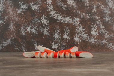 Lezzetli yengeç mermer arka planda yapışır. Yüksek kalite fotoğraf