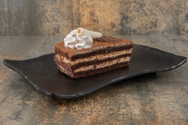 Koyu tabakta bir dilim tatlı