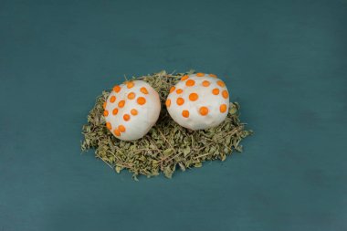 Mavi arka planda kurutulmuş otlu iki beyaz mantar. Yüksek kalite fotoğraf