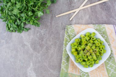 Beyaz seramik tabakta yeşil pastalar ve şifalı otlar. Yüksek kalite fotoğraf
