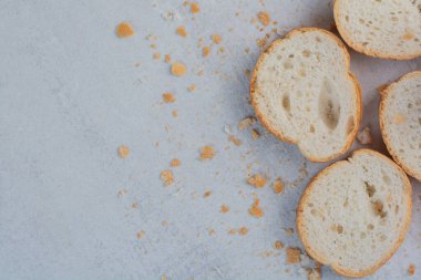 Mermer zemin üzerinde yuvarlak beyaz ekmek. Yüksek kalite fotoğraf