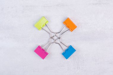 Beyaz yüzeyde renkli ataçlar. Yüksek kalite fotoğraf