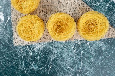 Çuval bezinde çiğ spagetti yuvaları. Yüksek kalite fotoğraf