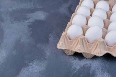 Karton tepside tavuk yumurtası. Yüksek kalite fotoğraf