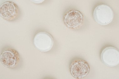 Bej arka planda çeşitli lezzetli kurabiyeler. Yüksek kalite fotoğraf