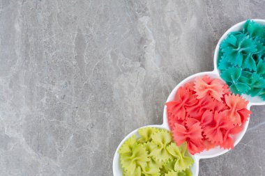 Beyaz seramik bardaklarda pişmemiş üç renkli pastalar. Yüksek kalite fotoğraf