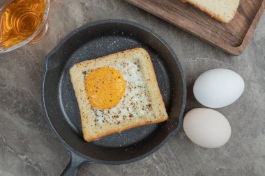 Mermer masada ekmek, yumurta ve yağ dilimleri. Yüksek kalite fotoğraf