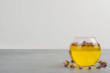 Gri masada bir bardak çay. Yüksek kalite fotoğraf