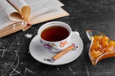 Bir fincan çayla kiraz ziyafeti. Yüksek kalite fotoğraf