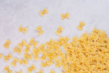 Beyaz arka planda çiğ farfalle makarna. Yüksek kalite fotoğraf