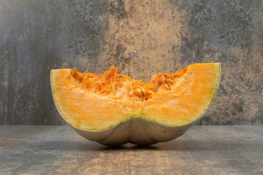 Mermer zemin üzerinde taze sarı balkabağı