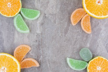 Mermer arka planda tatlı marmelatlı taze meyveler. Yüksek kalite fotoğraf