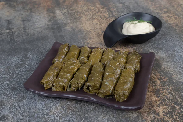 Delicious Dolma Piring Dengan Krim Asam Pada Latar Belakang Marmer — Stok Foto