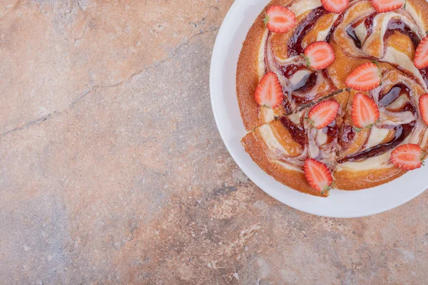 Kırmızı şerbetli çilekli turta ve beyaz tabakta meyveler. Yüksek kalite fotoğraf
