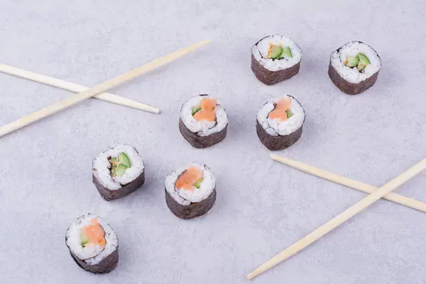 Sake maki, somon ve avokado ile birlikte. Yüksek kalite fotoğraf