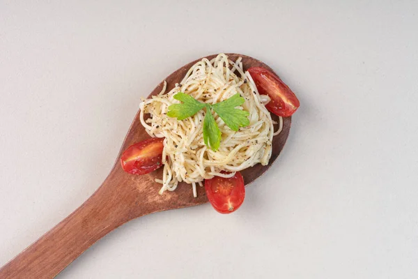Lepel Spaghetti Met Tomatenschijfjes Peterselie Witte Achtergrond Hoge Kwaliteit Foto — Stockfoto