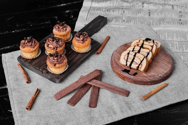 Siyah tahtada kakao kremalı kek ve rulo kek. Yüksek kalite fotoğraf