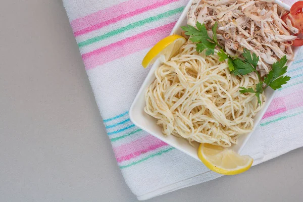 Spaghetti Met Gehakte Kip Citroenschijfjes Tafellaken Hoge Kwaliteit Foto — Stockfoto