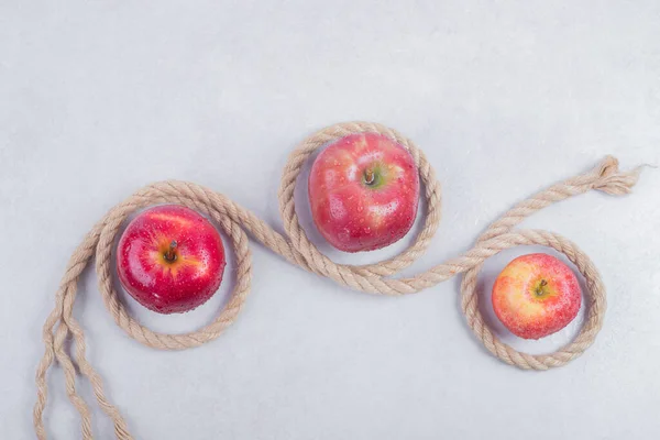 Manzanas Frescas Atadas Con Cuerda Sobre Fondo Blanco Foto Alta — Foto de Stock
