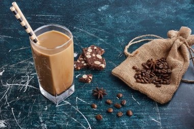 Atıştırmalıklı bir fincan kahve. Yüksek kalite fotoğraf