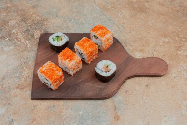 Mermer arka planda lezzetli suşi ruloları. Yüksek kalite fotoğraf