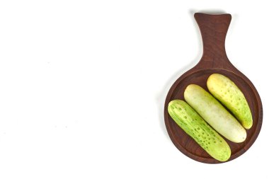 Ahşap tabakta salatalıklar. Yüksek kalite fotoğraf