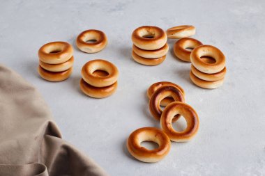 Beyaz arka planda krakerler ve çörekler. Yüksek kalite fotoğraf