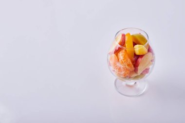 Cam bardakta dilimlenmiş meyve salatası, görüş açısı. Yüksek kalite fotoğraf