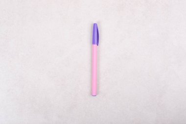 Beyaz arkaplanda renkli bir işaret kalemi