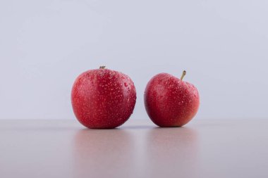 Beyaz arka planda iki kırmızı elma. Yüksek kalite fotoğraf