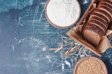 Tahta tepside buğdaylı siyah ekmek dilimleri. Yüksek kalite fotoğraf