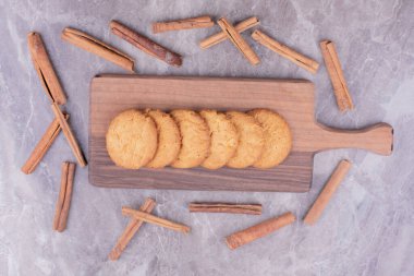 Etrafta tarçın çubukları olan çıtır tereyağlı kurabiyeler. Yüksek kalite fotoğraf