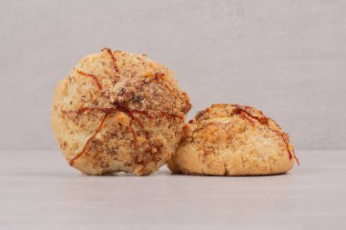 Gri arka planda karamel soslu yulaflı kurabiyeler. Yüksek kalite fotoğraf