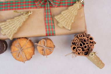 Noel kutusunda kurabiyeler ve gri arka planda ipte tarçın