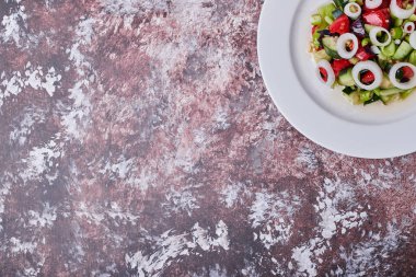 Beyaz tabakta doğranmış ve kıyma malzemeli sebze salatası. Yüksek kalite fotoğraf