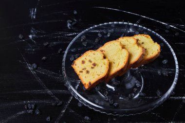 Siyah arkaplanda dilimlenmiş turta. Yüksek kalite fotoğraf