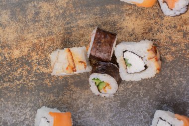 Mermer arka planda lezzetli farklı suşi seti.