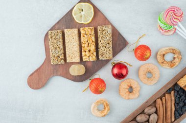 Tahta bir tahta fıstık şekeri ve bir dilim limon. Yüksek kalite fotoğraf