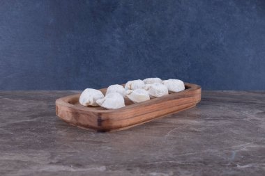 Tahtada çiğ hamur köftesi. Yüksek kalite fotoğraf