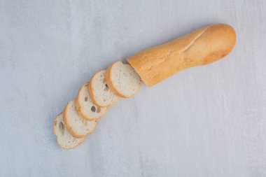 Mermer zemin üzerinde taze beyaz ekmek dilimleri. Yüksek kalite fotoğraf