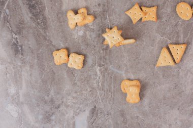 Mermer yüzeyde farklı şekilli krakerler. Yüksek kalite fotoğraf