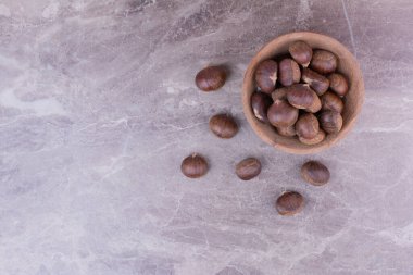 Kırsal kesede kahverengi kestaneler gri arka planda. Yüksek kalite fotoğraf