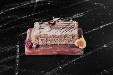 Tahta bir tabakta pasta dilimi. Yüksek kalite fotoğraf