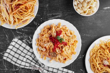 Beyaz tabakta İtalyan makarnasının yakın plan görüntüsü