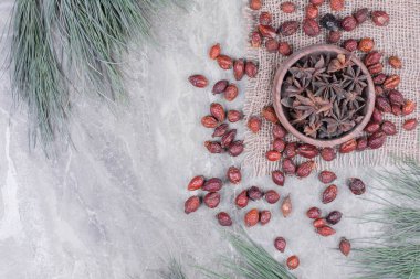 Kuru kalçalı ahşap bir fincan anason. Yüksek kalite fotoğraf