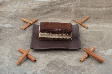 Pizza dilimleri, kiraz domatesleri ve mermer masada kırmızı biber. Yüksek kalite fotoğraf