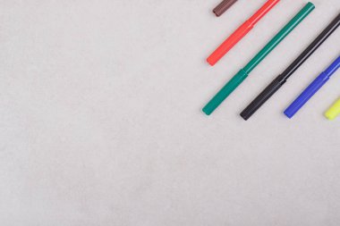 Beyaz arkaplanda renkli işaret kalemleri